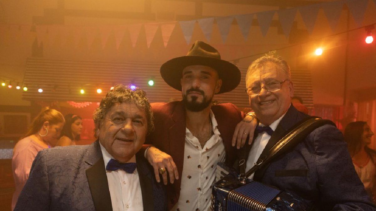 Abel Pintos presentó junto a Los Palmeras Camina (Suave y Elegante)