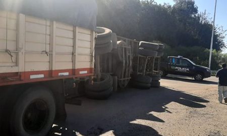 Volcó el acoplado de un camión sobre la ruta provincial 34s Volcó el acoplado de un camión sobre la ruta provincial 34s