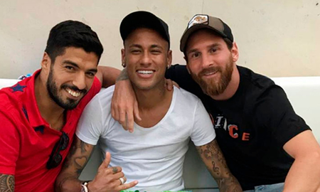 Juntos: Neymar y Luis Suárez bancaron a Lionel Messi mientras era silbado por los hinchas del PSG. Juntos: Neymar y Luis Suárez bancaron a Lionel Messi mientras era silbado por los hinchas del PSG.
