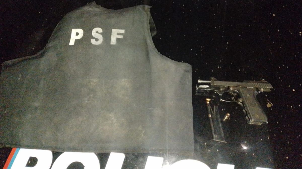 Un hombre de 24 años fue detenido en barrio La Ranita por abuso de arma de fuego y portación ilegítima de un chaleco antibalas.