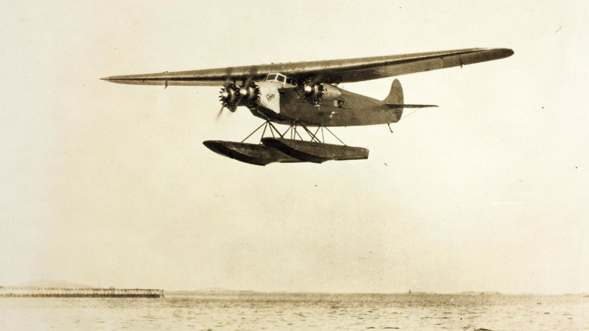 El 17 de junio de 1928, Amelia acompañó como pasajera al piloto Wilmer Lower Stultz y al mecánico Louis Edward Gordon en este trimotor Fokker F.VIIb /3m llamado Friendship (Amistad), equipado con flotadores (que reemplazaron al tren de aterrizaje convencional), y se convirtió en la primera mujer que cruzó el Atlántico al completar la ruta Terranova-Gales. El 17 de junio de 1928, Amelia acompañó como pasajera al piloto Wilmer Lower Stultz y al mecánico Louis Edward Gordon en este trimotor Fokker F.VIIb /3m llamado Friendship (Amistad), equipado con flotadores (que reemplazaron al tren de aterrizaje convencional), y se convirtió en la primera mujer que cruzó el Atlántico al completar la ruta Terranova-Gales.