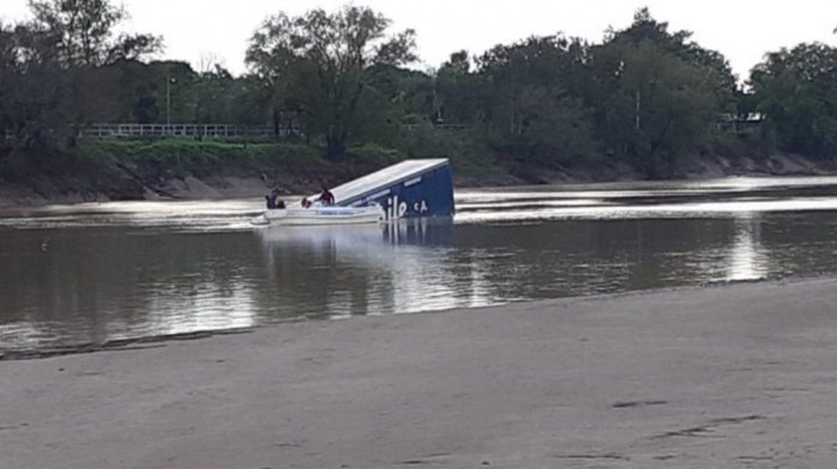 Un cami&oacute;n cay&oacute; al r&iacute;o Bermejo desde el puente que une a Chaco con Formosa
