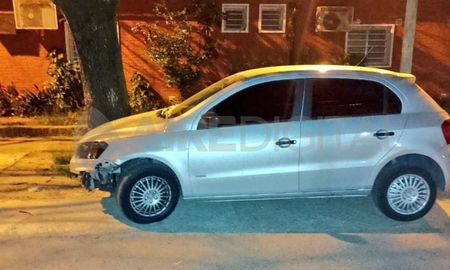 El segundo vehículo que fue utilizado por los delincuentes para escapar de la escena del crimen fue encontrado en la zona noroeste de Rosario. El segundo vehículo que fue utilizado por los delincuentes para escapar de la escena del crimen fue encontrado en la zona noroeste de Rosario.