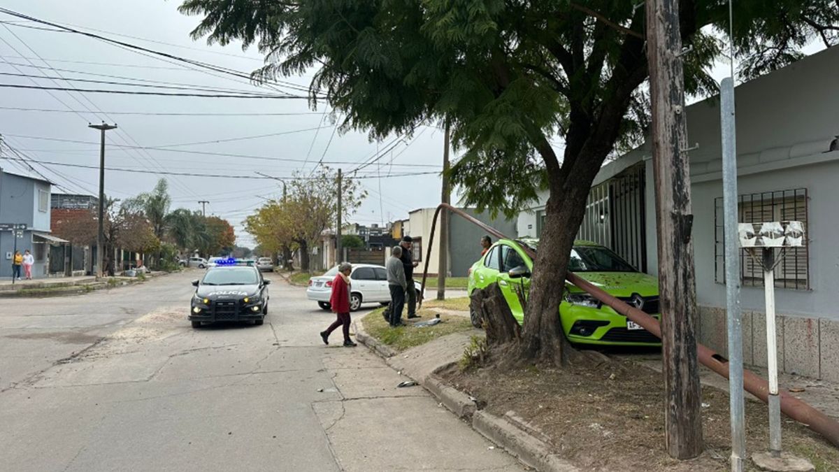 Los vecinos de la propiedad afectada no pudieron abandonar su domicilio hasta que los servicios de grúa lograron remover el vehículo de la entrada. Los vecinos de la propiedad afectada no pudieron abandonar su domicilio hasta que los servicios de grúa lograron remover el vehículo de la entrada.