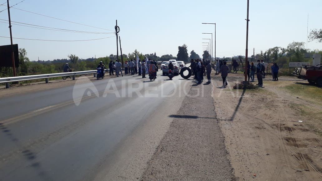 Los trabajadores colocaron cubiertas sobre la calzada