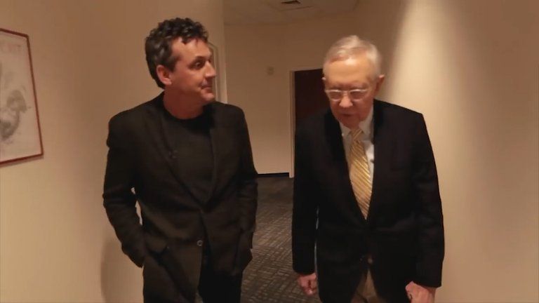 El ex senador norteamericano Harry Reid es uno de los protagonistas que da su testimonio en el documental (The Phenomenon - Teaser)