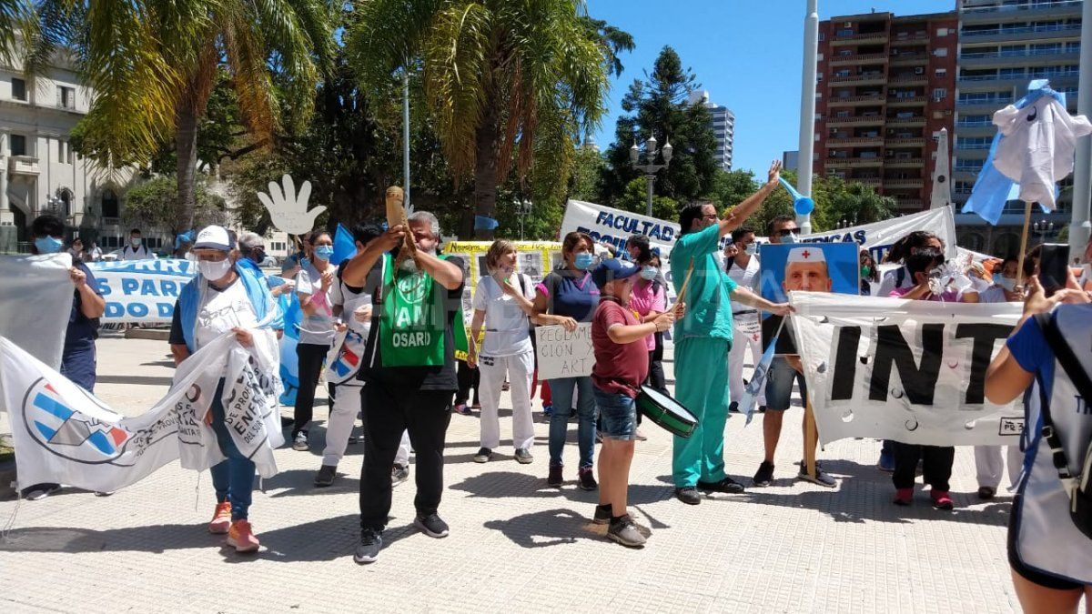 Enfermeros se manifestaron en la plaza 25 de mayo