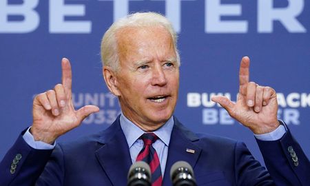 Me siento honrado de que me hayan elegido para dirigir nuestro gran país, escribió Biden en Twitter y ya cambió su biografía en esa red social donde ahora figura como presidente electo. Me siento honrado de que me hayan elegido para dirigir nuestro gran país, escribió Biden en Twitter y ya cambió su biografía en esa red social donde ahora figura como presidente electo.