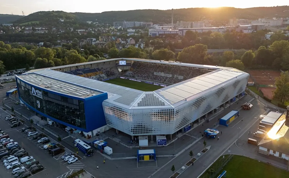El AdHoc Arena im Ernst-Abbe-Sportfeld. El AdHoc Arena im Ernst-Abbe-Sportfeld.
