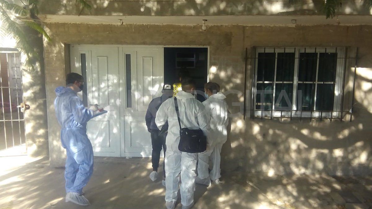 Peritos e investigadores en el ingreso a la vivienda donde ocurrió el violento y sangriento asesinato de los hermanos Coria.&nbsp;