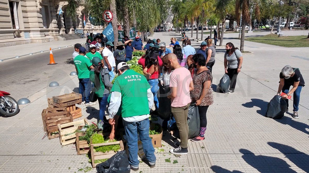 Regalaron verduras en la Plaza 25 de Mayo como parte del reclamo.
