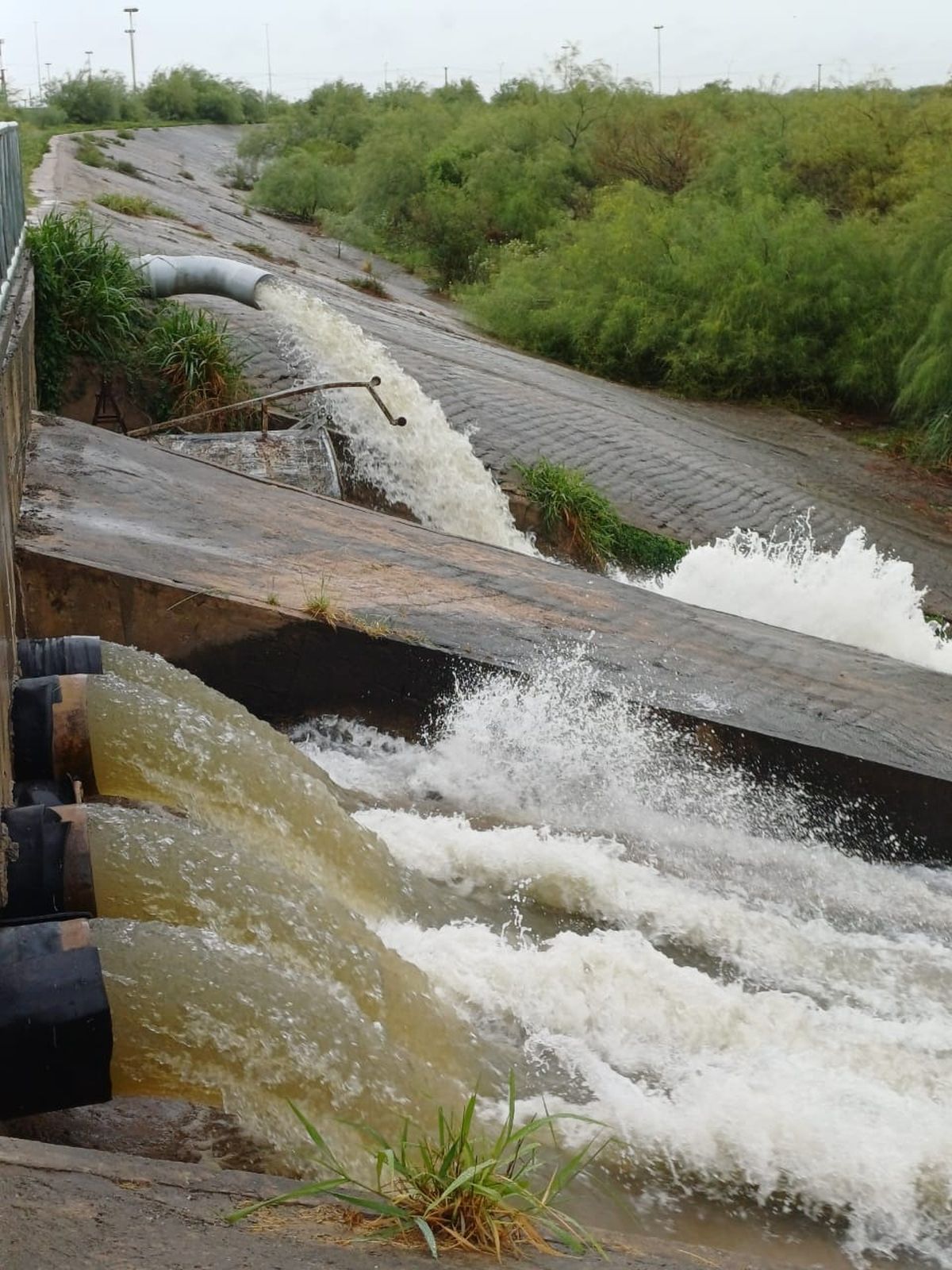  Así funcionan las bombas en Santa Fe tras el temporal. Así funcionan las bombas en Santa Fe tras el temporal.