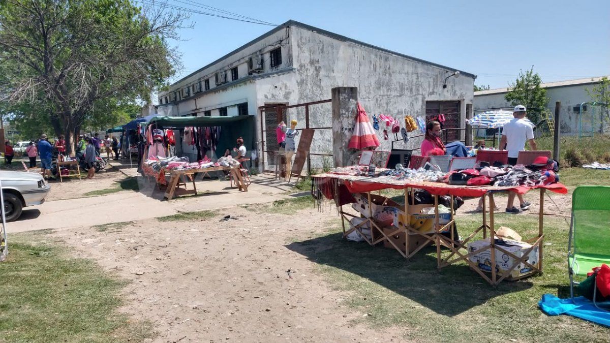 El trueque en el CIC ubicado en Facundo Zuviría y Azcuénaga se realiza en simultánea con el trueque en la Estación Mitre.