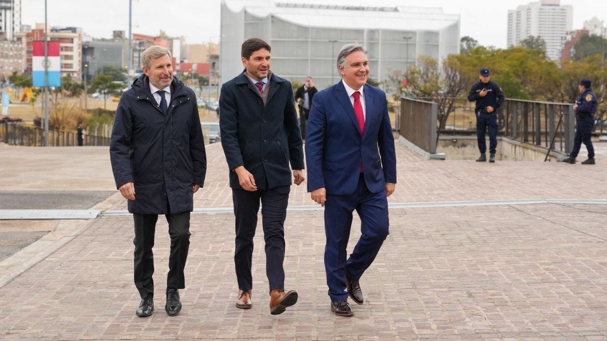 El jefe de gabinete, Diego Santilli, recibirá a los gobernadores de la Región Centro – Santa Fe, Córdoba y Entre Ríos- Maximiliano Pullaro, Martín Llaryora y Rogelio Frigerio. El jefe de gabinete, Diego Santilli, recibirá a los gobernadores de la Región Centro – Santa Fe, Córdoba y Entre Ríos- Maximiliano Pullaro, Martín Llaryora y Rogelio Frigerio.