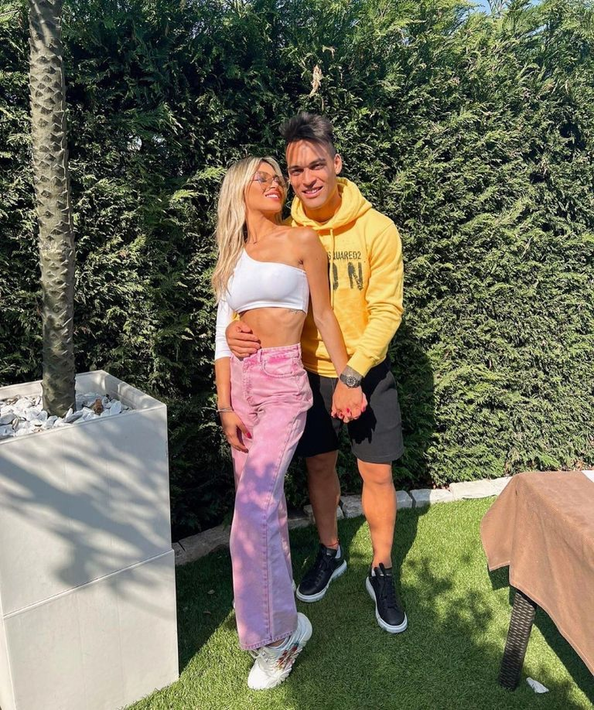 Lautaro Martínez vive junto a su pareja, Agustina Gandolfo, y su hija, en una mansión.