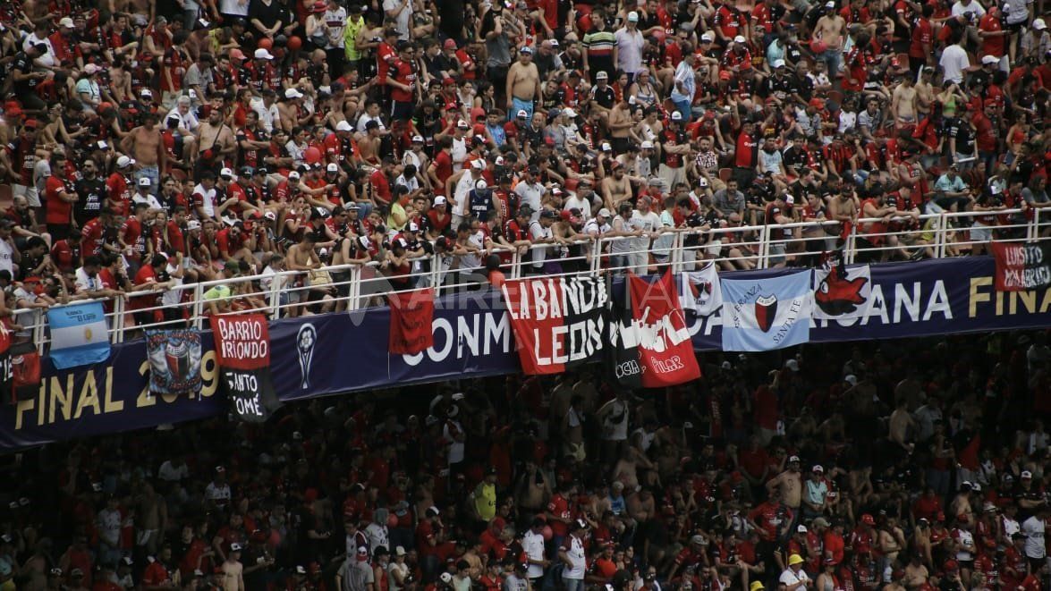 Hinchas de Colón antes de que comience la final de la Copa Sudamericana en Paraguay