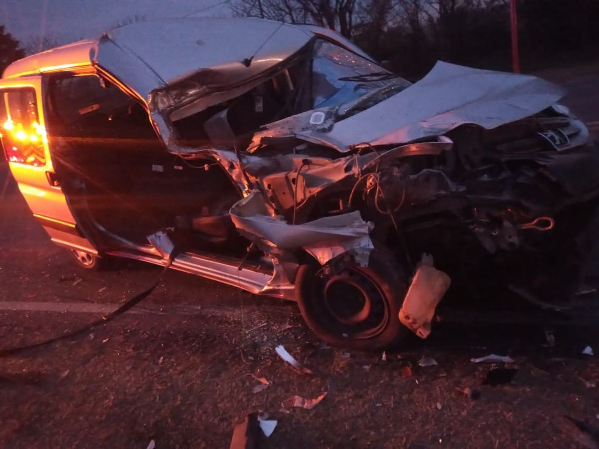 La utilitaria impactó de lleno contra el acoplado del camión.&nbsp;