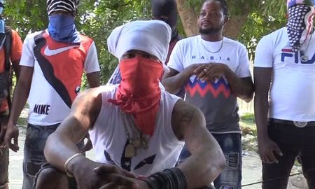 La banda denominada 400 Mawozo desvió varios autos que transitaban por rutas que controla y secuestró a los estadounidenses así como a ciudadanos haitianos. La banda denominada 400 Mawozo desvió varios autos que transitaban por rutas que controla y secuestró a los estadounidenses así como a ciudadanos haitianos.