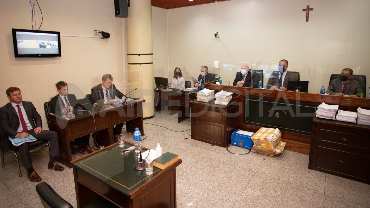 El debate se da en la sala de audiencia de Primera Junta y San Jerónimo. 