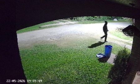 La imagen de la cámara de seguridad que muestra al sujeto escapando por las calles del country La Tatenguita. La imagen de la cámara de seguridad que muestra al sujeto escapando por las calles del country La Tatenguita.