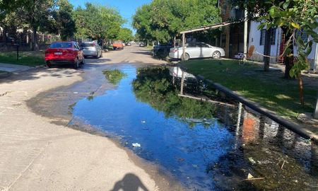 Vecinos de barrio Los Hornos, en la ciudad de Santa Fe, denuncian la presencia de residuos cloacales acumulados y estancados en la vía pública. Vecinos de barrio Los Hornos, en la ciudad de Santa Fe, denuncian la presencia de residuos cloacales acumulados y estancados en la vía pública.