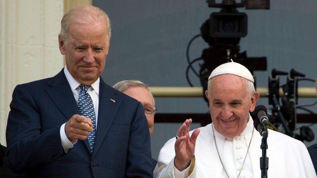 Biden pone una foto suya con el papa Francisco en primer plano en la Oficina Oval.