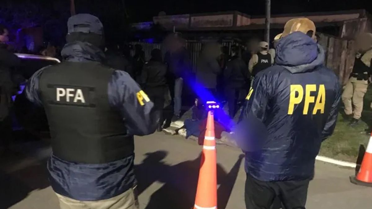 Policías de la PFA custodian la escena del crimen donde murió Morenita. Policías de la PFA custodian la escena del crimen donde murió Morenita.