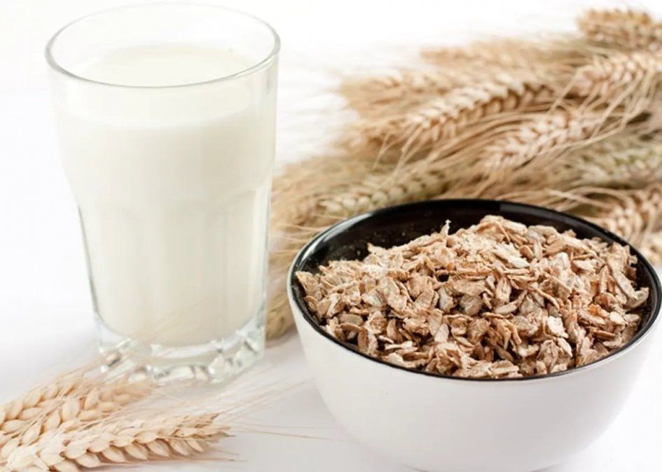 Agua vegetal de avena instantánea para tener una alimentación saludable.