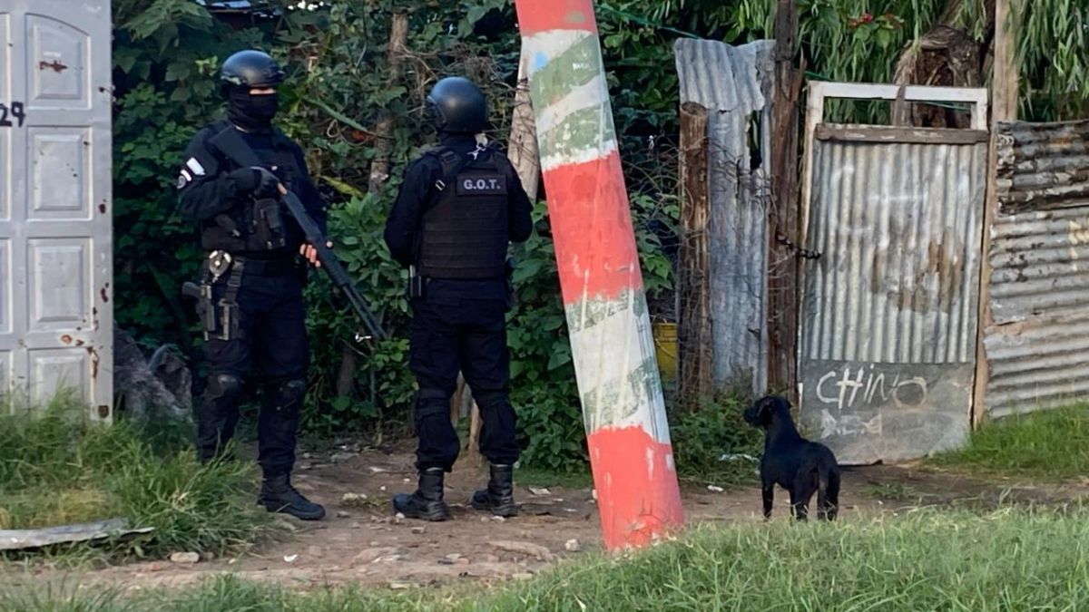 La PDI realiza cinco allanamientos simultáneos en Coronel Dorrego y Scarafía por un homicidio. Investigan si la banda Los Pirañitas está vinculada.