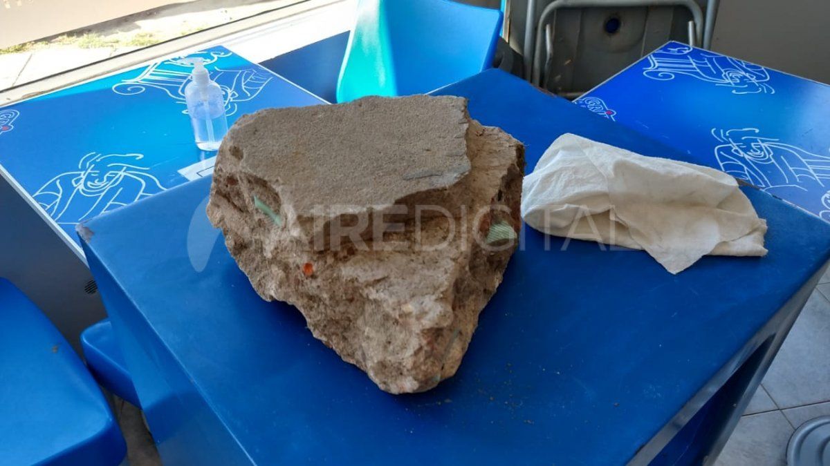 La piedra utilizada para destruir el vidrio templado