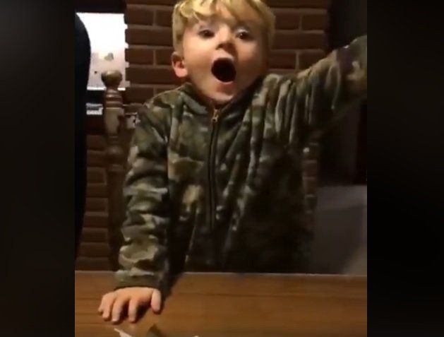 La increíble reacción de un nene cuando le tocó la figurita de Messi