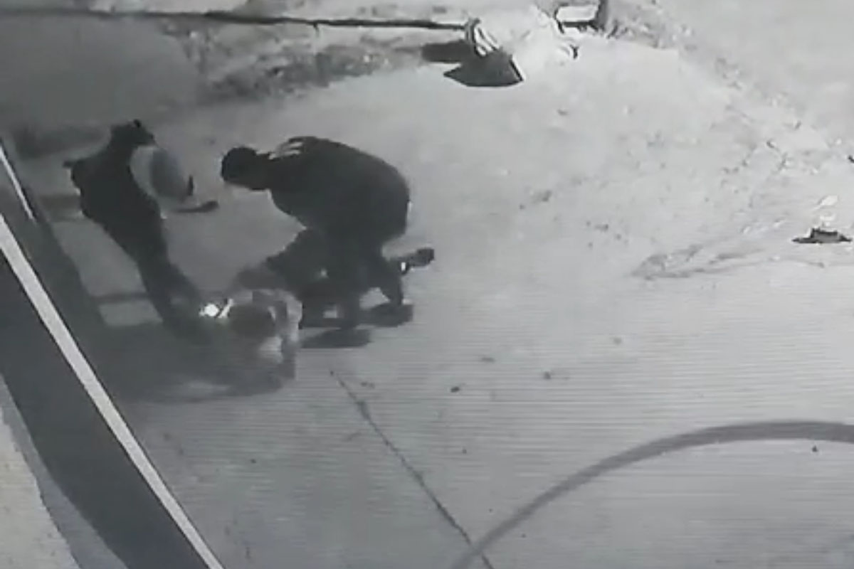 Una cámara de seguridad de la zona capturó toda la secuencia.