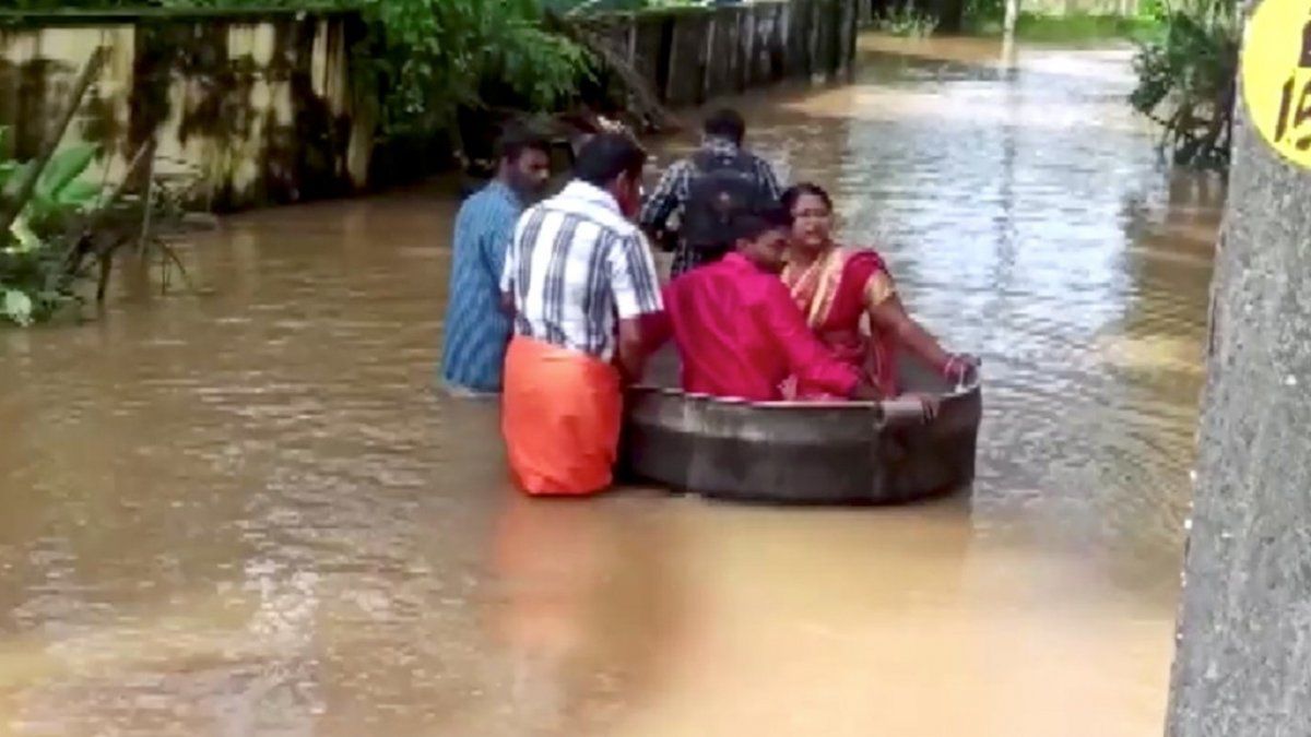 Video viral: una pareja llegó a su casamiento en una gran olla por las grandes inundaciones que azotan la India.