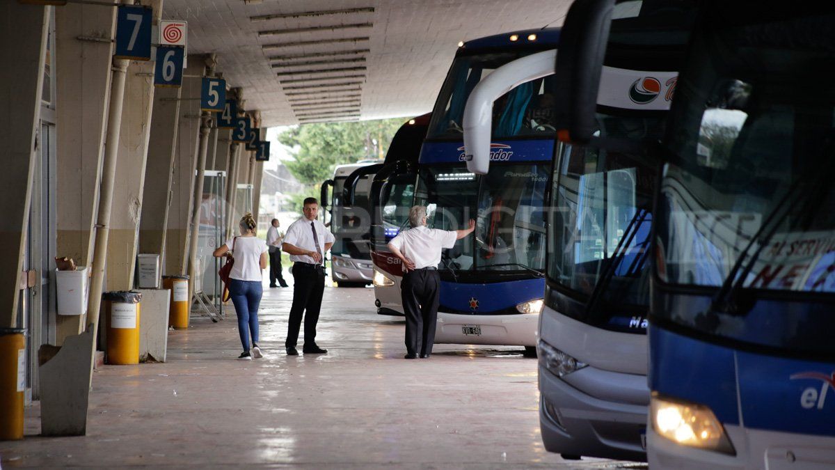 Prorrogan la suspensión para los vuelos de cabotaje y transporte terrestre de media y larga distancia hasta el 31 de marzo