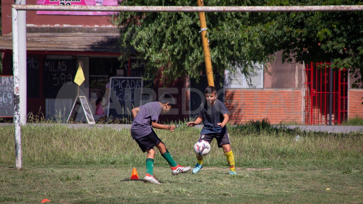 Más de 100 chicos asisten a la escuelita de fútbol de Cristian