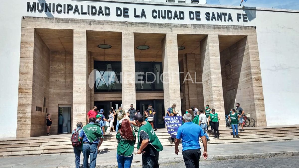 Tras la reunión que se realizó esta mañana y en la que participaron autoridades municipales, la damnificada y representantes gremiales se confirmó que no se removerá a la persona acusada de ejercer violencia contra las empleadas.