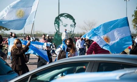 A pesar de que la ciudad de Rosario registra el mayor número de casos de contagios de coronavirus en la provincia, la cantidad de gente presente en la manifestación de esta tarde superó la concentración que tuvo lugar el pasado 20 de junio. A pesar de que la ciudad de Rosario registra el mayor número de casos de contagios de coronavirus en la provincia, la cantidad de gente presente en la manifestación de esta tarde superó la concentración que tuvo lugar el pasado 20 de junio.