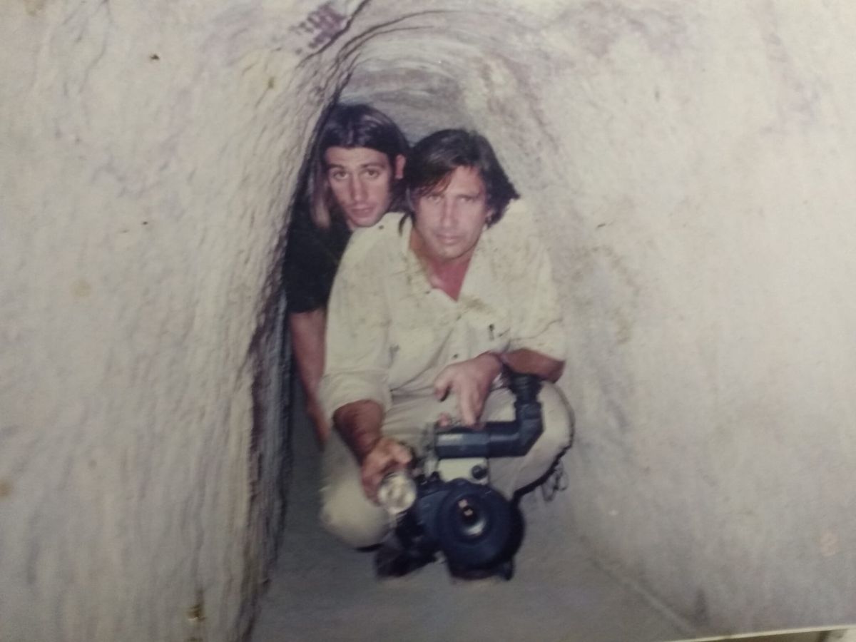 Jorge Álvarez durante una grabación en los Túneles de Cuchi, Viernam. Jorge Álvarez durante una grabación en los Túneles de Cuchi, Viernam.