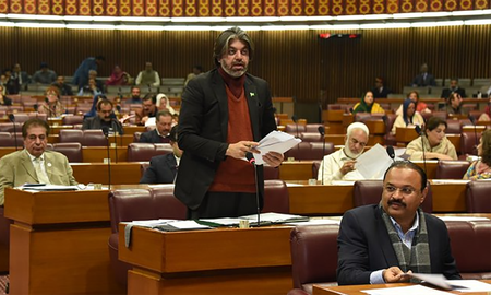 La resolución fue presentada por el viceministro de Asuntos Parlamentarios, Ali Mohamed Khan, y fue aprobada por una mayoría de los presentes. La resolución fue presentada por el viceministro de Asuntos Parlamentarios, Ali Mohamed Khan, y fue aprobada por una mayoría de los presentes.
