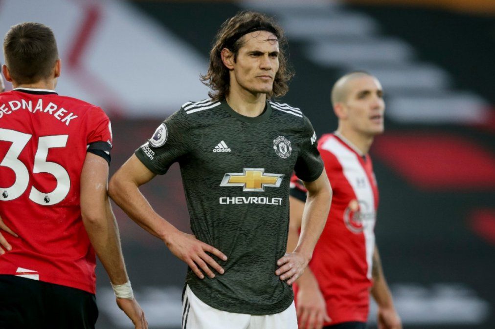 Edinson Cavani fue acusado de racista por agradecer un saludo de un amigo en redes sociales.