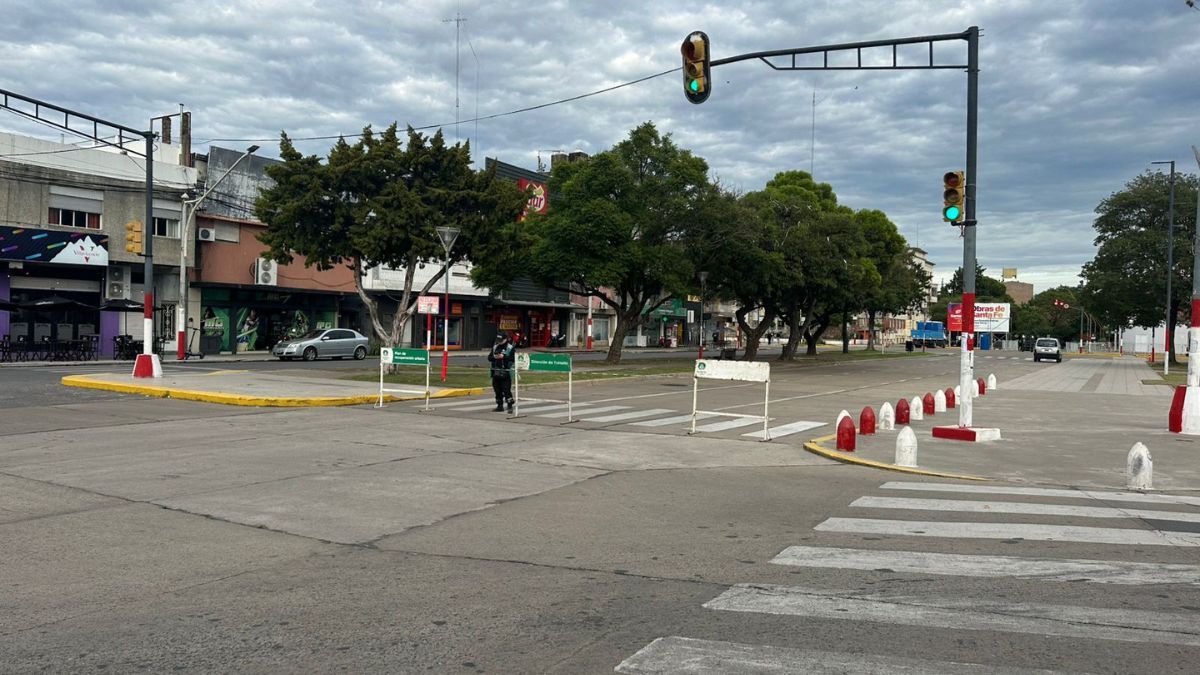 Minutos después de las 8 de este sábado comenzaron los cortes de tránsito en las inmediaciones del Club Unión por el recital de Tan Biónica. Minutos después de las 8 de este sábado comenzaron los cortes de tránsito en las inmediaciones del Club Unión por el recital de Tan Biónica.