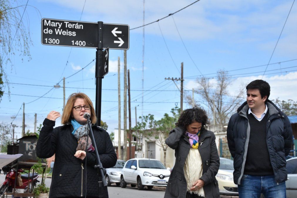 A partir del miércoles 27 septiembre de 2017, la avenida 1342 de la ciudad de Rosario, ubicada en el corazón del barrio La Cerámica, lleva su nombre. Fue un justo reconocimiento para Mary, que quiso que todos pudieran jugar al tenis y, merced a su talento, sumó gloria para el deporte nacional.