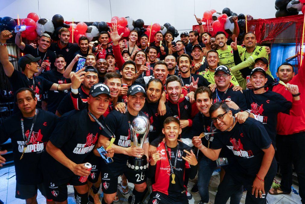 Atlas derrotó a León por penales y se consagró campeón del fútbol mexicano después de 70 años. Con Diego Cocca como entrenador