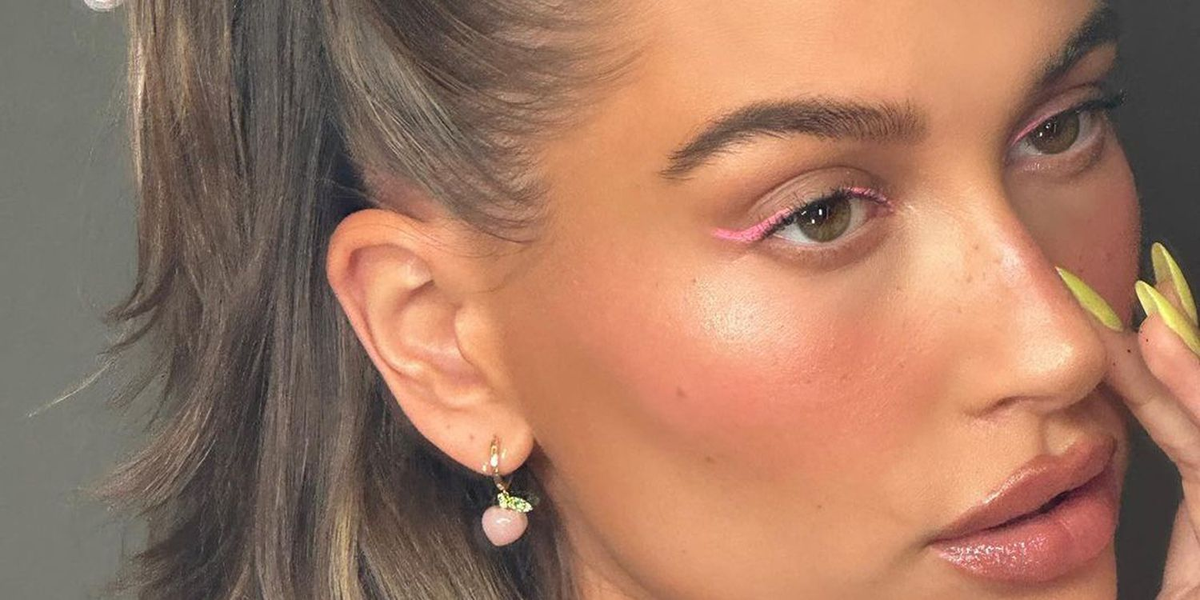El maquillaje coquette se caracteriza por su afinidad por el rosa, los tonos pasteles y el brillo. El maquillaje coquette se caracteriza por su afinidad por el rosa, los tonos pasteles y el brillo.