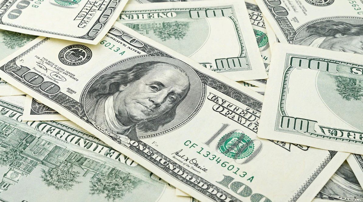 El dólar comenzó la semana con una leve baja en $63,33