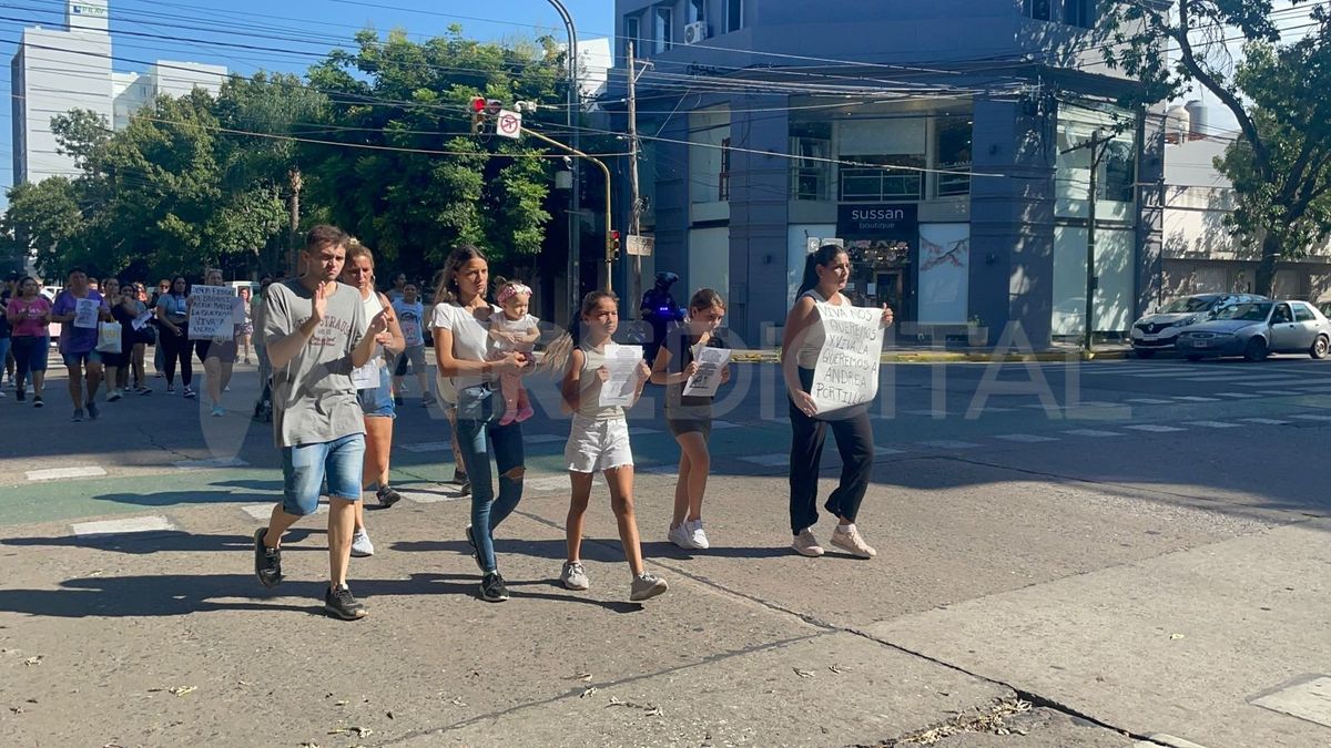 Familiares y amigos de la mujer desaparecida pidieron que la Justicia actúe con celeridad. Familiares y amigos de la mujer desaparecida pidieron que la Justicia actúe con celeridad.