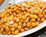 Las pignolatas son un delicioso postre italiano hecho de masa frita y cubierta con miel y piñones. Las pignolatas son un delicioso postre italiano hecho de masa frita y cubierta con miel y piñones.