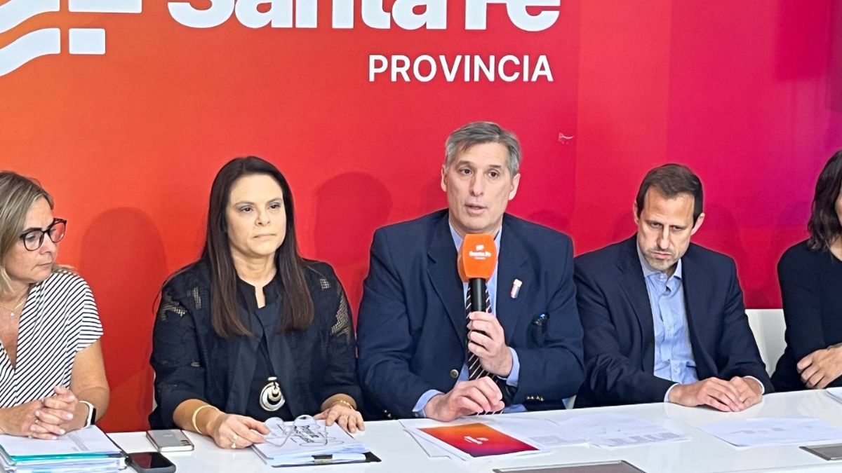 El ministro Pablo Olivares presentó junto a su equipo el Presupuesto 2026 de la Provincia de Santa Fe y se refirió a las paritarias de docentes y estatales.