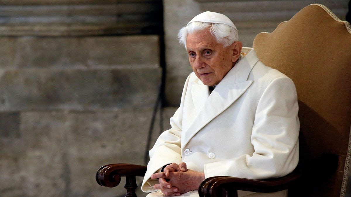 El papa em&eacute;rito tiene 93 a&ntilde;os. Es la primera vez que sale del Vaticano desde julio del 2019.