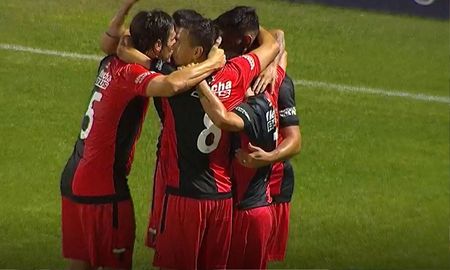 El abrazo de gol sabalero, tras el tanto de Alexis Sabella. El abrazo de gol sabalero, tras el tanto de Alexis Sabella.